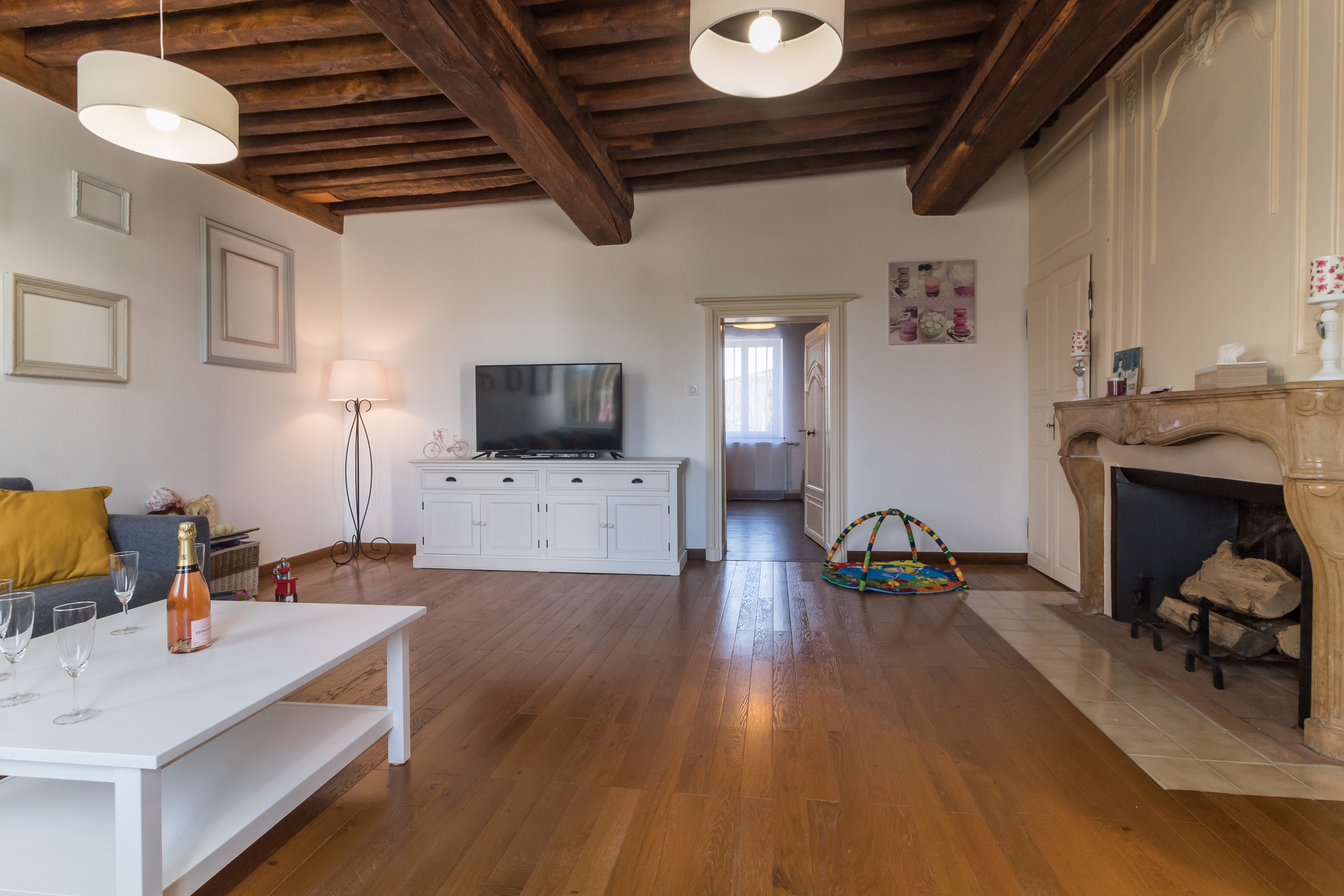 Un salon avec des jeux pour enfants