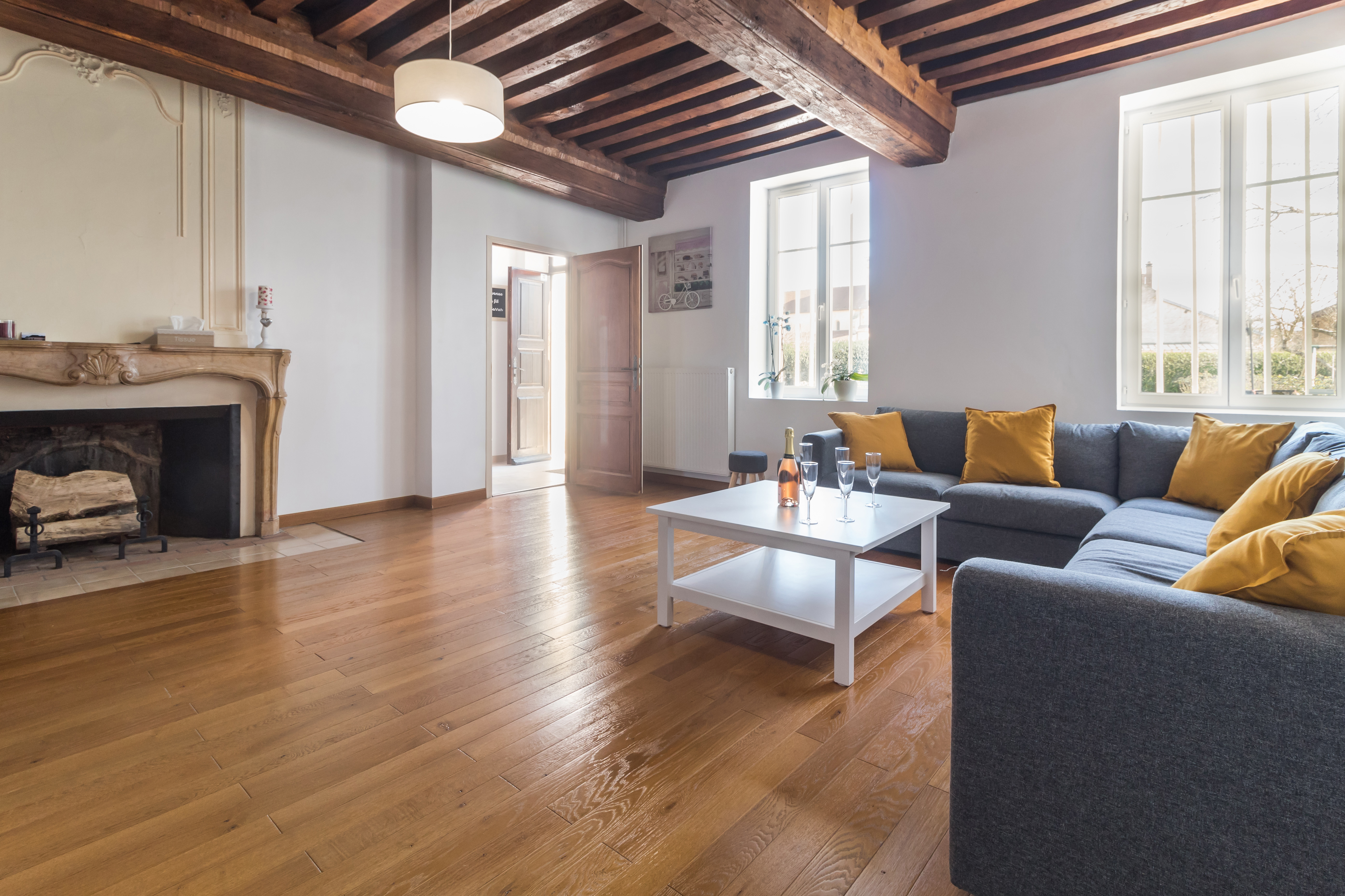 Un grand salon, avec plafond à la française, cheminée en marbre ( non fonctionnelle) et parquet au sol