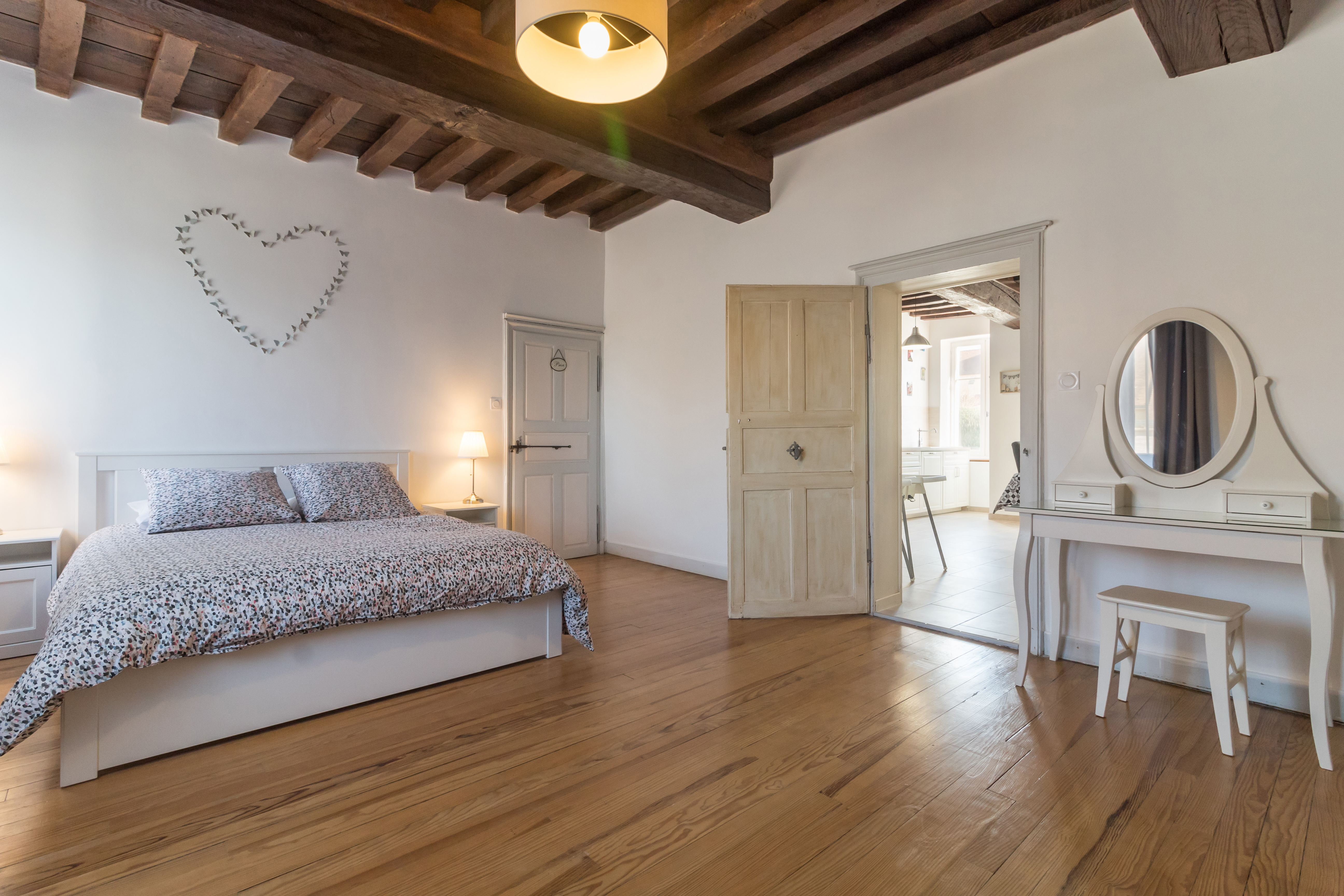 des grandes chambres avec des plafonds à la française.