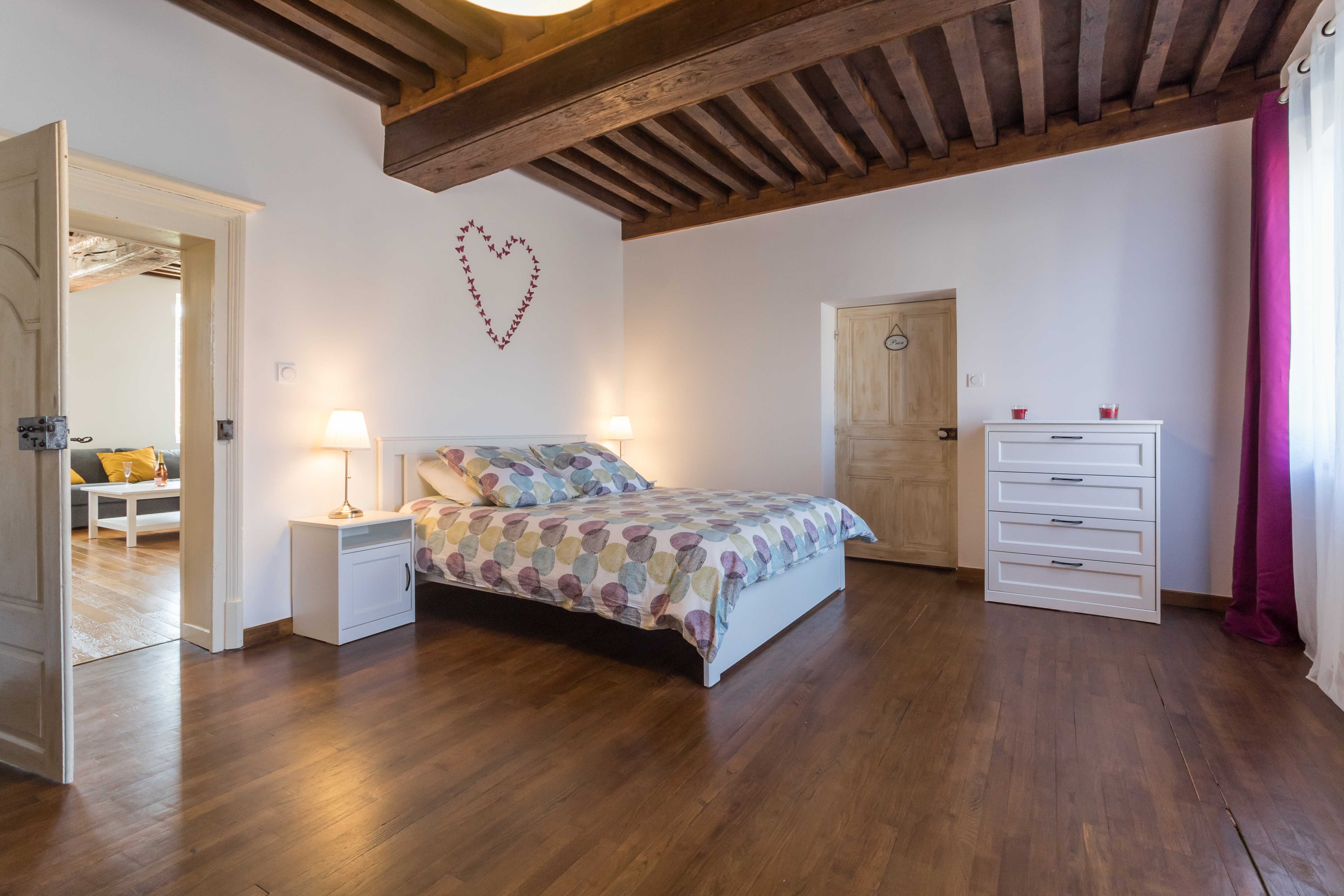 Une très grande chambre avec une cheminée en marbre, des plafonds à la française et un magnifique parquet en chêne