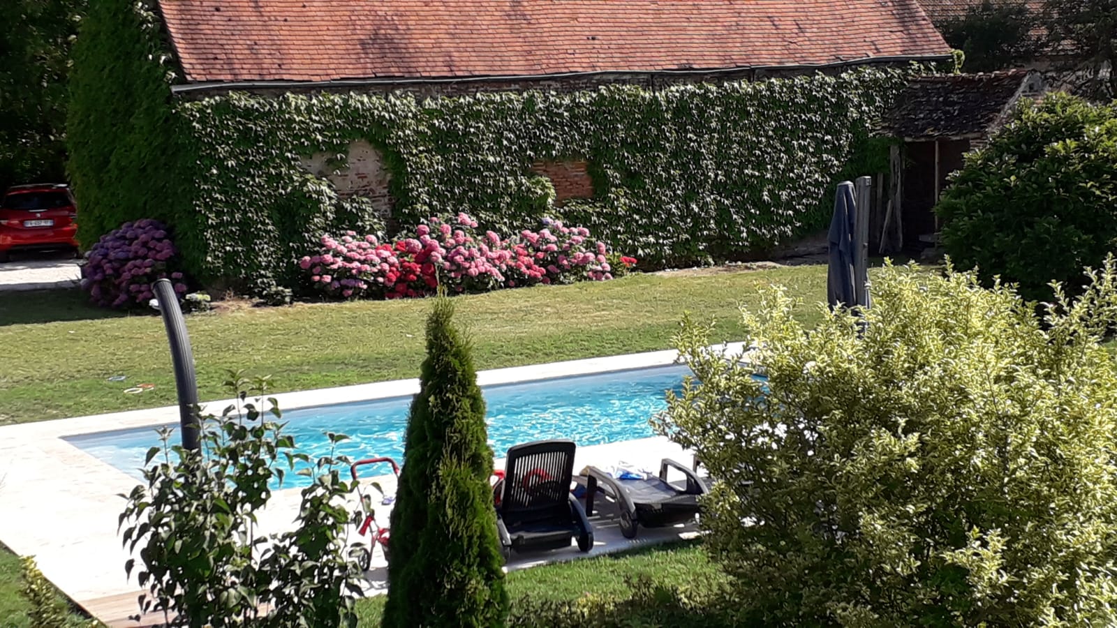 Un gîte avec piscine chauffée lorsque la météo le permet.